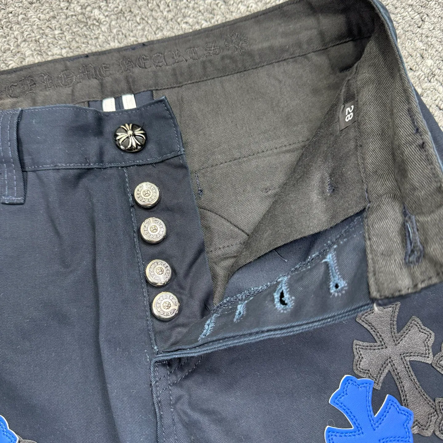 P260 model number: H852 ChromeHearts & ChromeHearts Black Basket Casual Pants Jeans Original hardware accessories washed and other hanging tags, QR code analysis is from the original factory, high degree of restoration, you are welcome to compare with a certain product ~ Three-dimensional version Loose and comfortable, not picky about body shape Make you taller and slimmer Seiko factory Original quality control Same style for men and women Can be matched with couples Versatile recommendation Necessary jeans for all seasons Hipsters have been disappointed From the quality selection of fabrics, the tailoring of details, and the matching of patterns, everything is impeccable! The upper body is so handsome when worn...it can be easily worn by men, women and children! The craftsmanship is made of heavy-duty washed pure cotton denim fabric. After washing, it is soft and thick. It is very stylish when worn on the body. Size: 28, 30, 32, 34, 36 (S-XXL) Color: Navy Blue